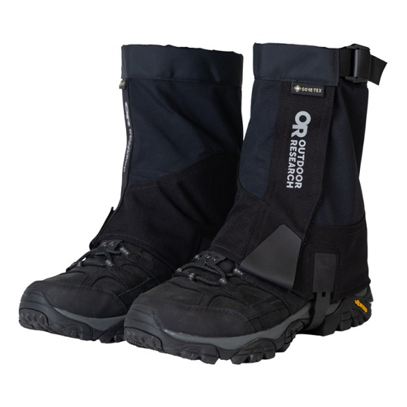 Crocodile mid-height gaiters displayed on rugged terrain, showcasing snow protection.