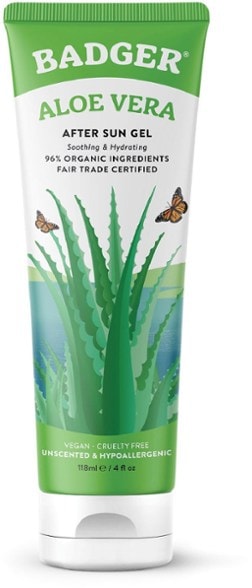Close-up of the hydrating aloe vera sun relief gel bottle, highlighting its organic label.
